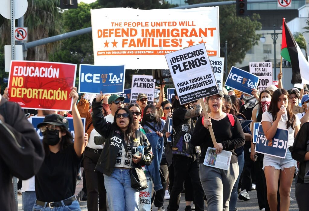 Activan plataformas de apoyo para migrantes en Los Ángeles tras redadas de ICE