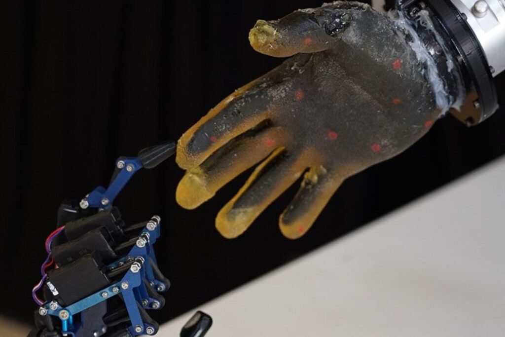 Esta piel artificial ayuda a los robots a reconocer entre el dolor y las caricias